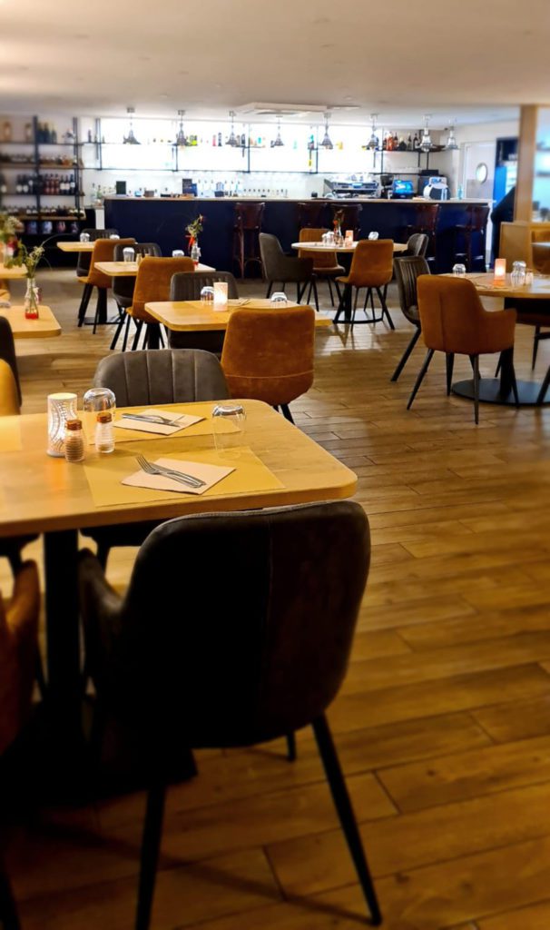 salle_restaurant_les_trois_voiles_napoleon_ports_saint_louis_du_rhone