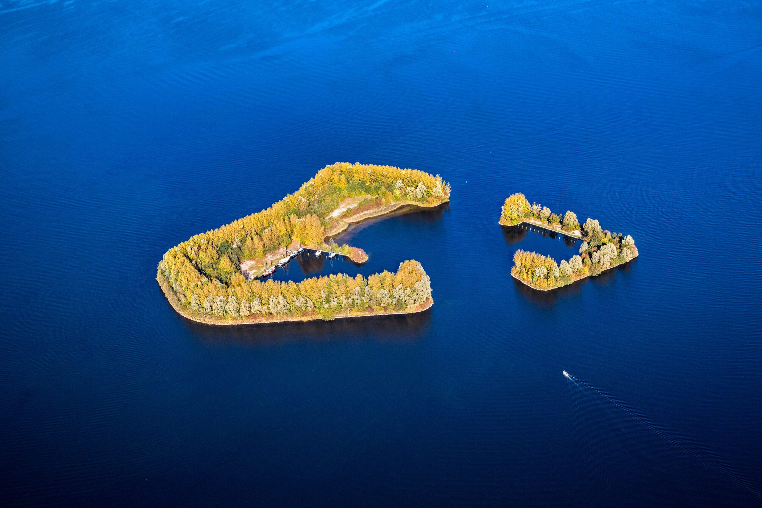 Die kleine künstliche Insel De Schelp vor Naarden auf dem Gooimeer