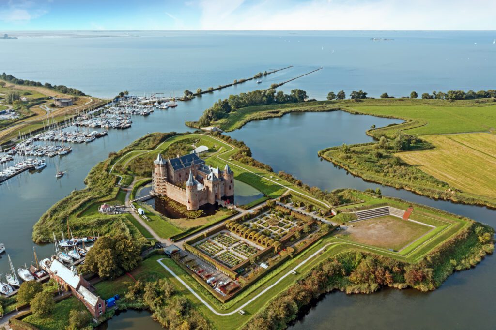 Luchtfoto van Kasteel Muiderslot in Muiden, IJsselmeer, Nederland