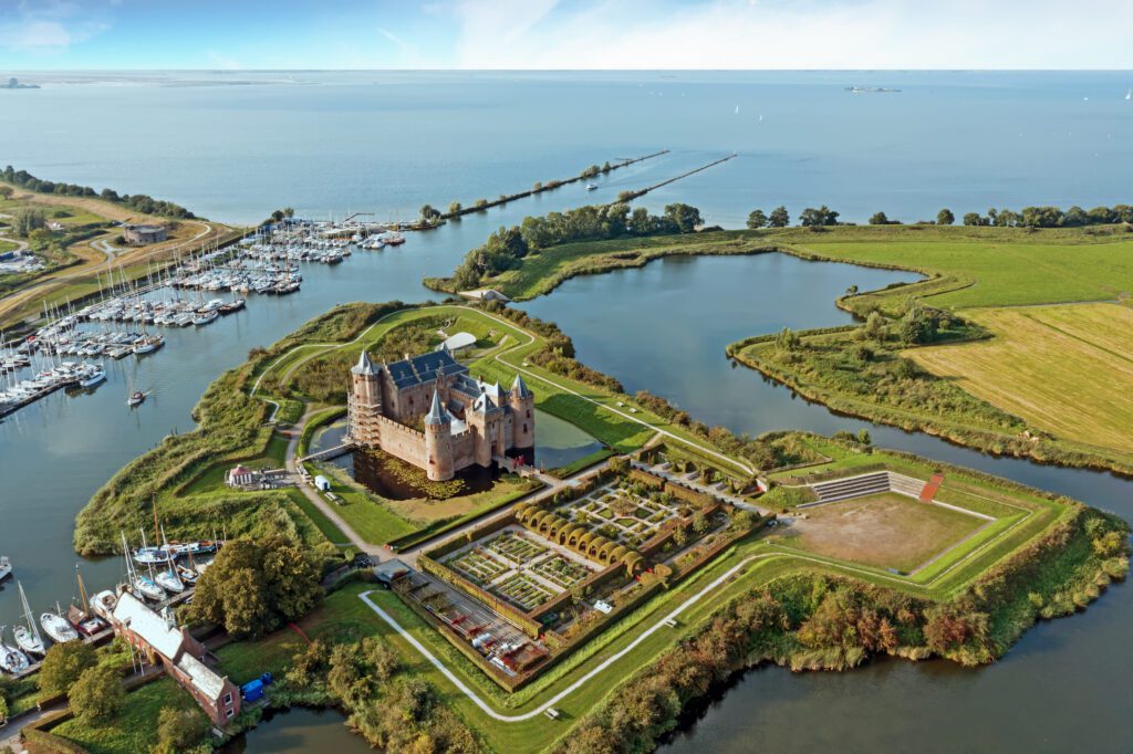 Luchtfoto van kasteel Muiderslot in Muiden aan het IJmeer