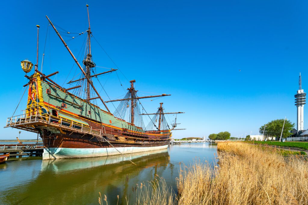 Replik der Batavia in Lelystad, einem Indiaman der Niederländischen Ostindien-Kompanie, der 1628 sank.