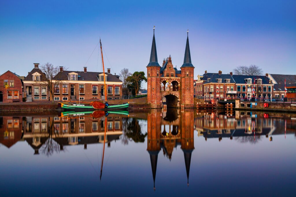 De Waterpoort in de stad Sneek, aan de oever van het Markermeer, in de Nederland