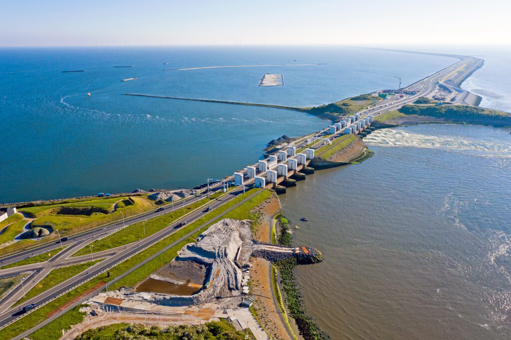 Luftaufnahme der Schleusen von Kronwerderzand bis zum Afsluitdijk in den Niederlande