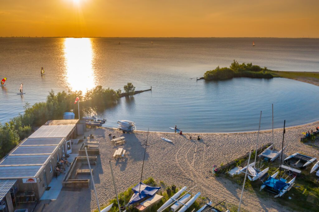 Coucher de soleil sur la Catamaran Beach de Marina Muiderzand à Almere