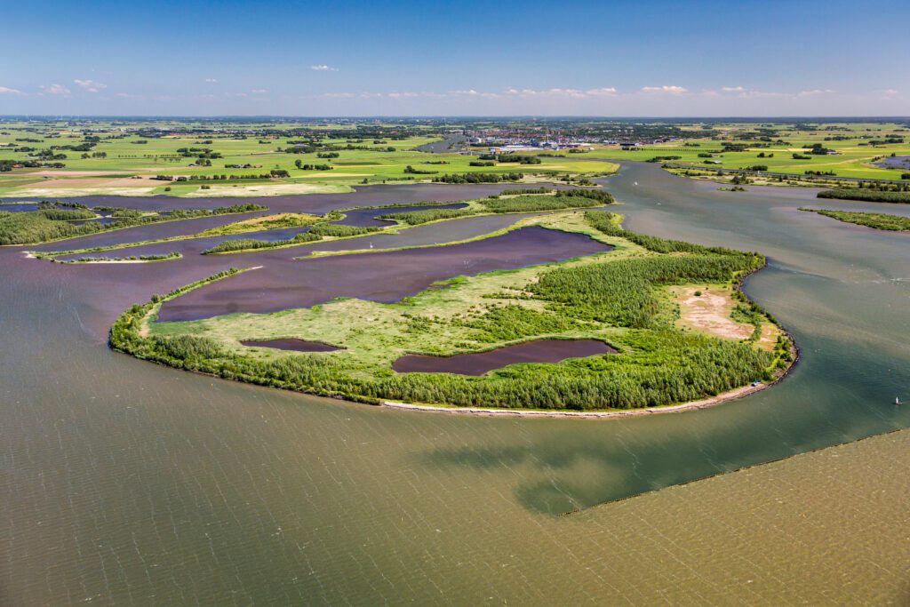 Vue aérienne du Ketelmeer situé entre les polders de Noordoostpolder et Flevopolder