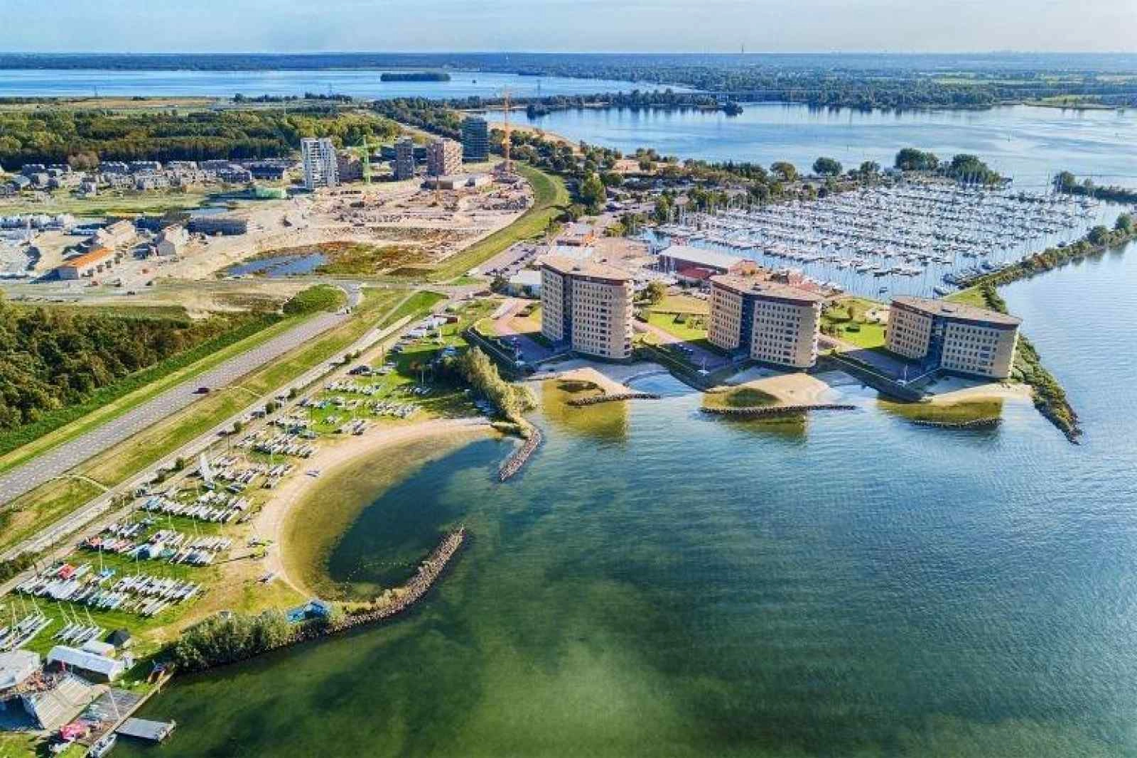 La Catamaran Beach de Marina Muiderzand à Almere