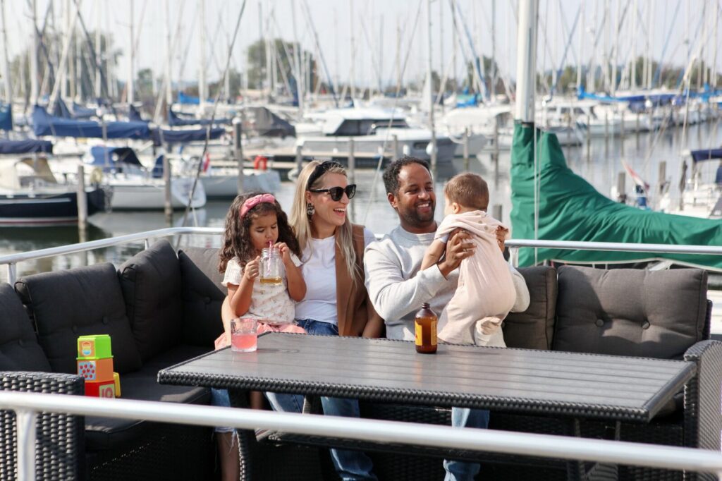 Eine Familie an Bord eines schwimmenden Hauses bei Jachthafen Muiderzand © Marina Parcs