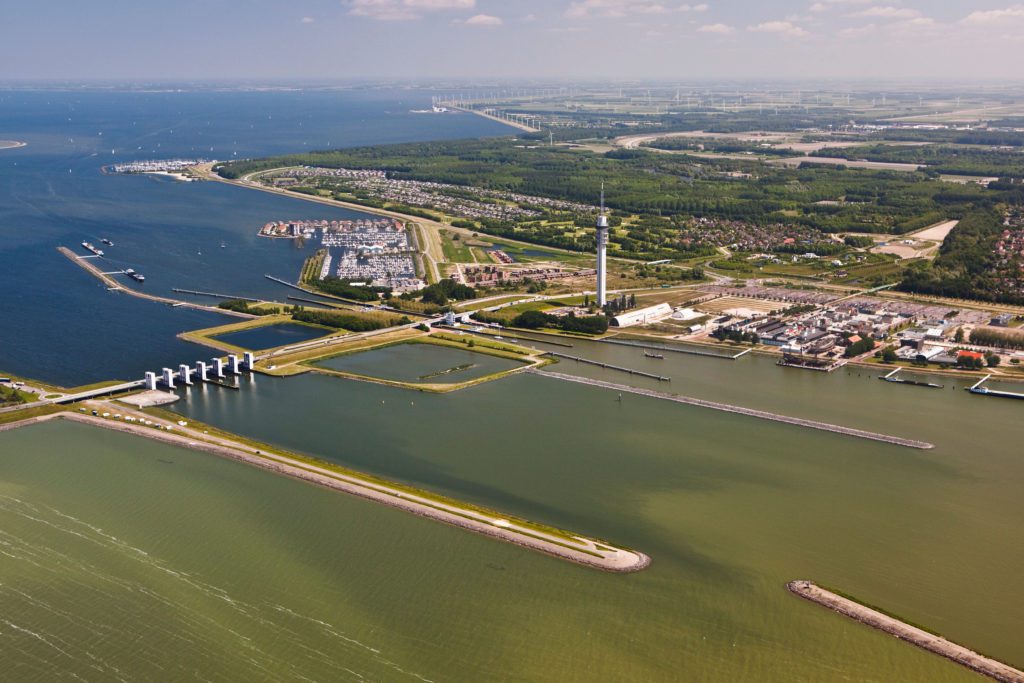 Luchtfoto van de Houtribsluis die het IJsselmeer (Deko Marina Lelystad) scheidt van het Markermeer (Lelystad Haven)