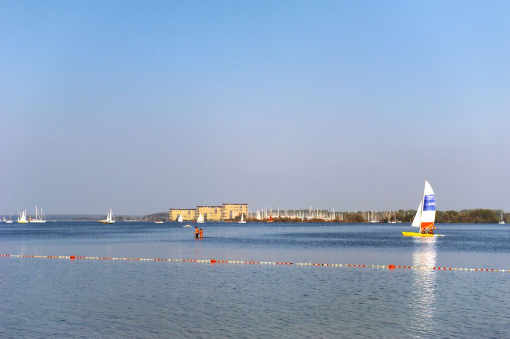 Eine Vielzahl von Wassersportmöglichkeiten gibt es unter Jachthafen Muiderzand, Almere