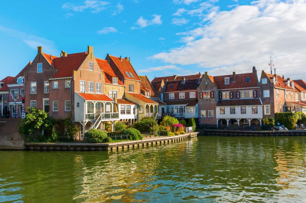 Het dorp Enkhuizen aan de oever van het IJsselmeer in Noord-Holland