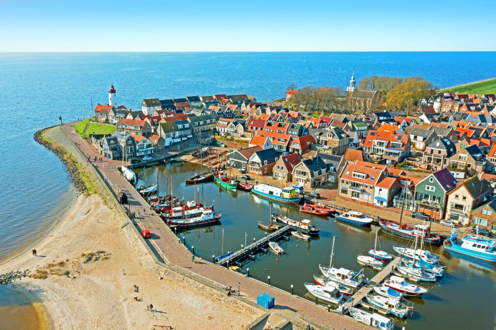 Luchtfoto van het historische centrum van het dorp Urk, Flevoland