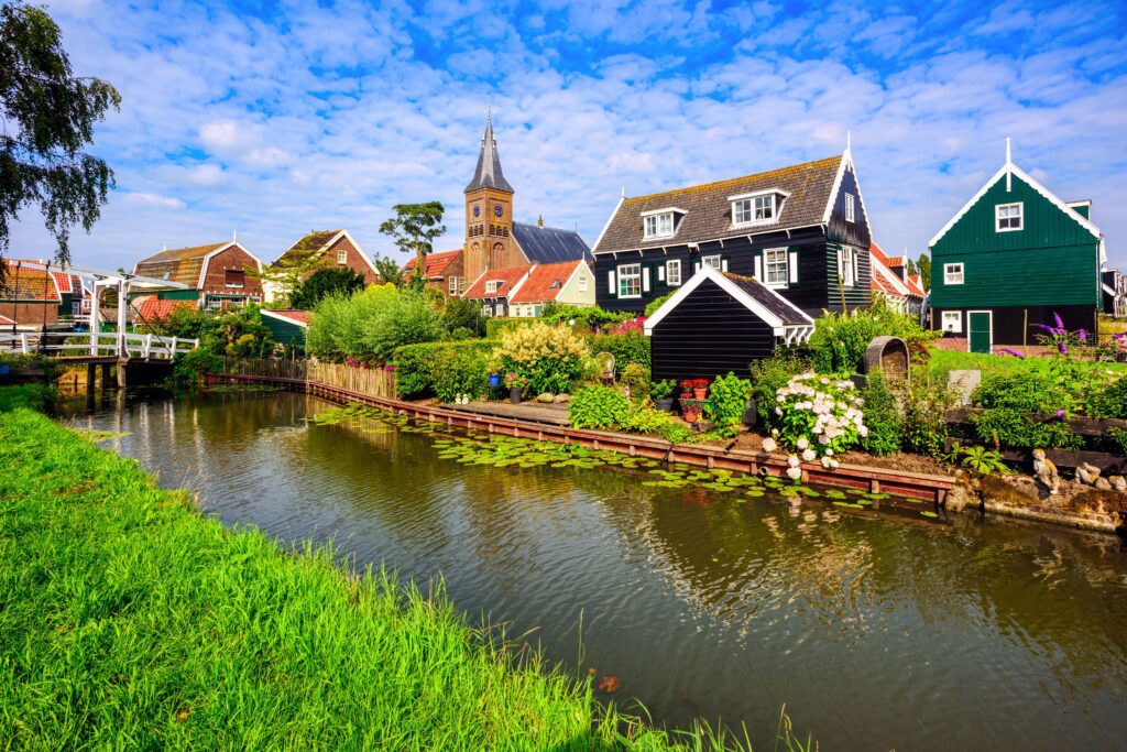 Marken, een historisch dorp aan het Markermeer in Noord-Holland, staat bekend om zijn traditionele Nederlandse houten huizen.