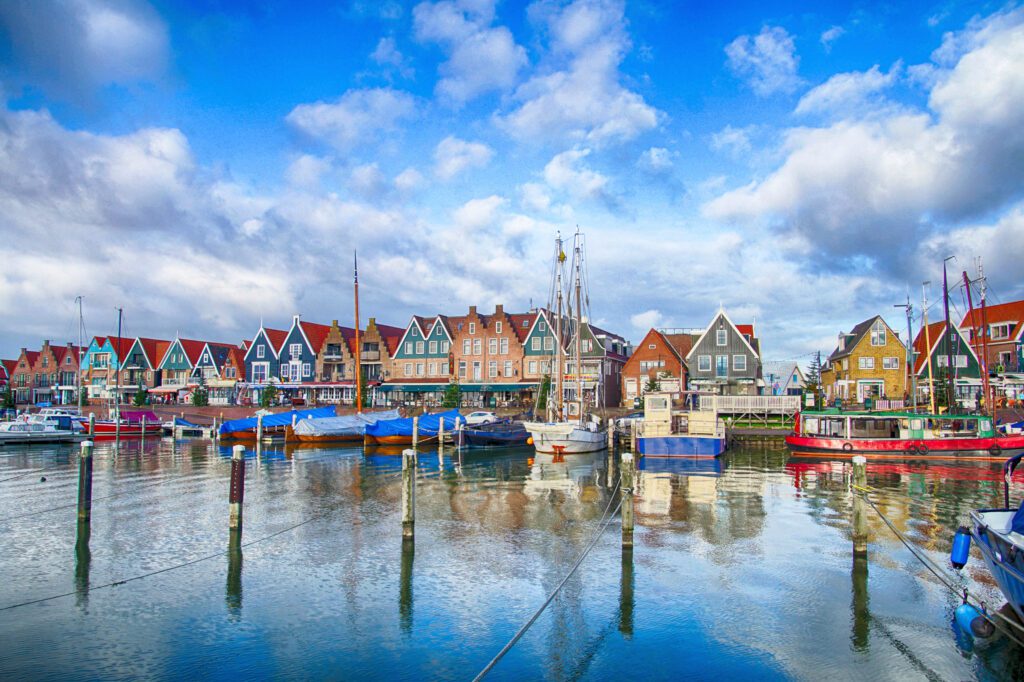 Uitzicht op de zeedijk in het historische dorp Volendam, gemeente Edam-Volendam, Noord-Holland