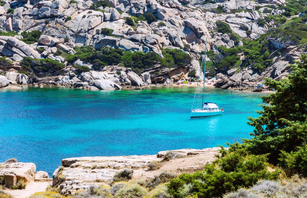 Zeilboot voor anker bij het strand van Capo Testa in Sardinië, Italië