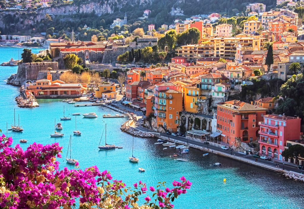 Boten voor anker in Villefranche-sur-mer aan de Franse Rivièra, Côte d'Azur