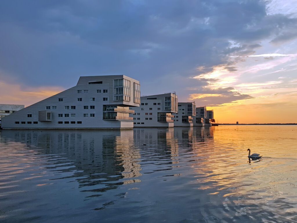 Sonnenuntergang auf dem Gooimeer in Huizen, in den Niederlande