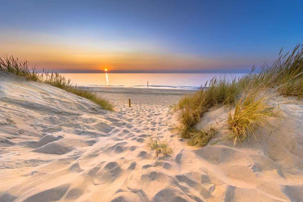 Coucher de soleil sur les dunes de sable de Zélande, Renesse Strand, entre Mer du Nord et Grevelingenmeer
