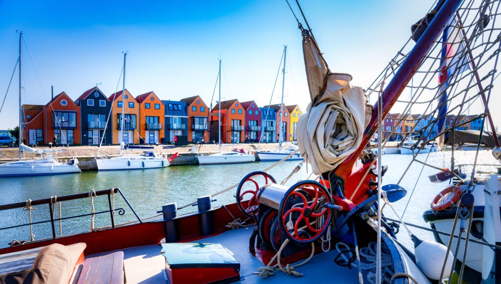 Front de mer de Stavoren sur l'IJsselmeer, province de Frise, Pays-Bas