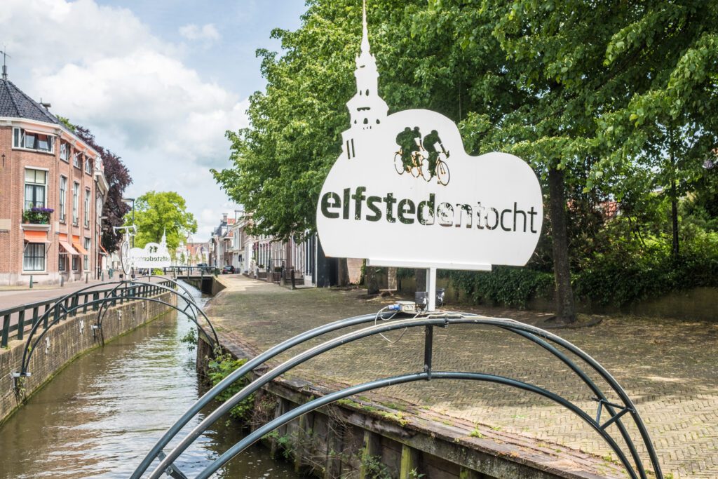 Die Fietselfstedentocht "Cycling Eleven Cities Tour" beginnt in der Stadt Bolsward in Friesland