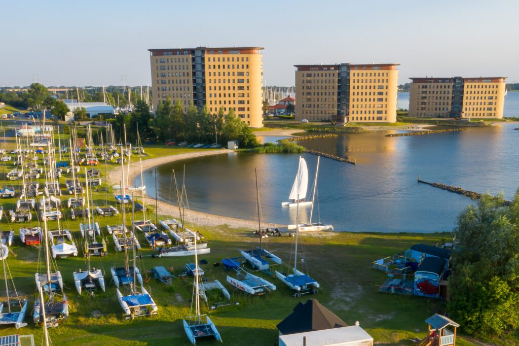 Het strand Catamaran van Jachthaven Muiderzand naar Almere Poort