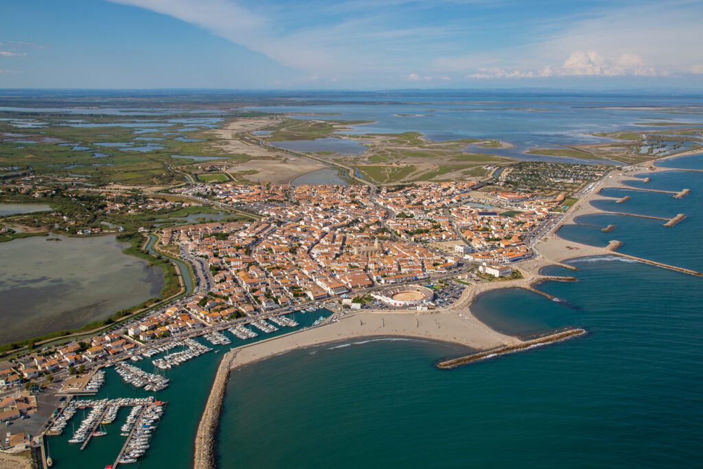 Luchtfoto van de Rhône-delta tussen Aigues Morte en Saintes Maries de la Mer