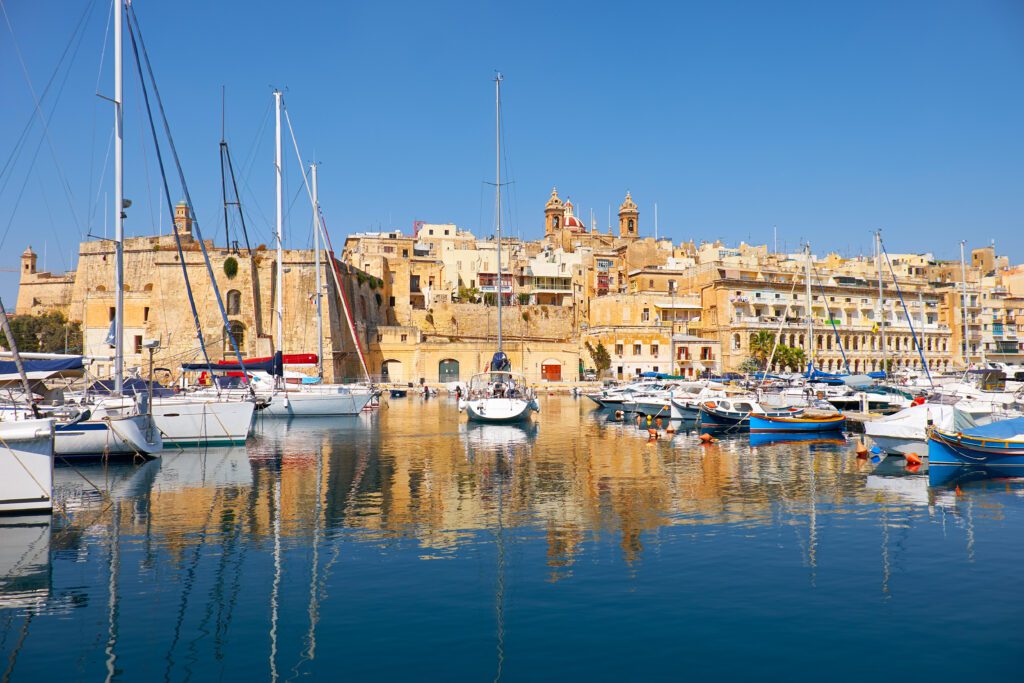 Blick auf die historischen Gebäude von Senglea am Arsenal Creek in Malta.