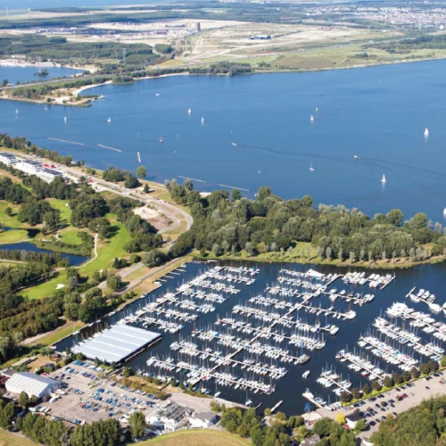 Vue aérienne de Jachthaven Naarden et Marina Muiderzand séparés par le Hollandse Brug