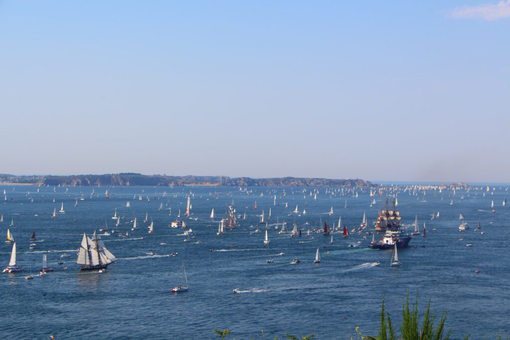 La Rade de Brest avec une flottille de plus de 1000 bateaux à l'occasion des Fêtes Maritimes de Brest