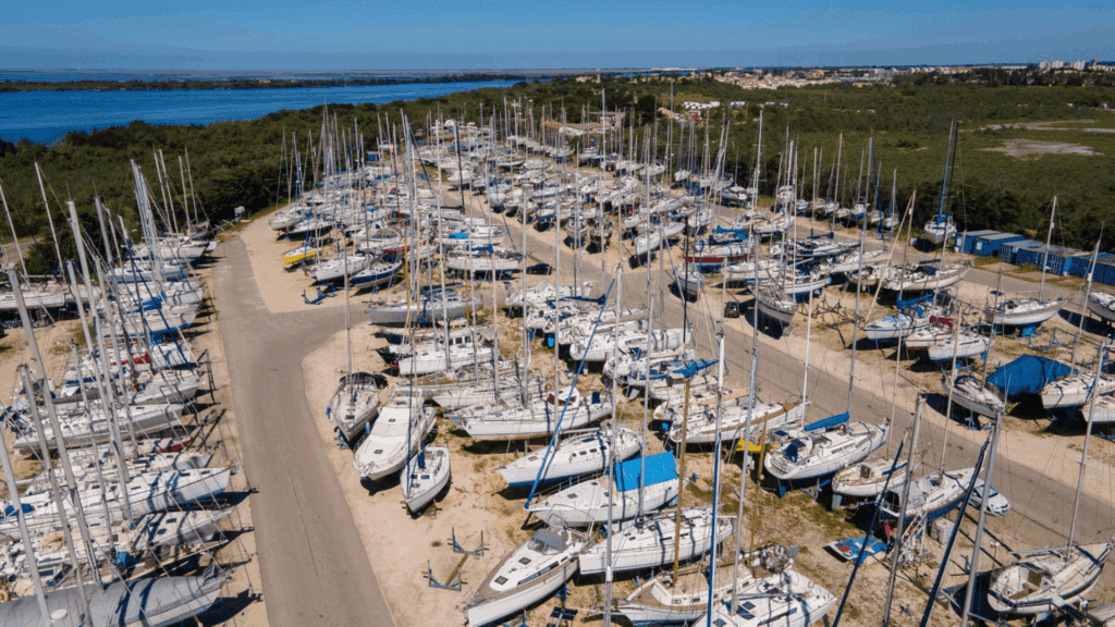 étapes pour hiverner son bateau à sec Port Napoléon