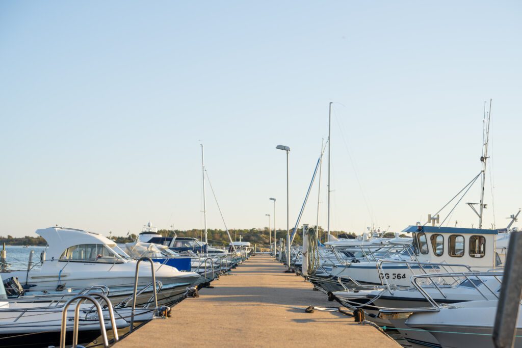 Bateaux amarrés près du port de Göteborg