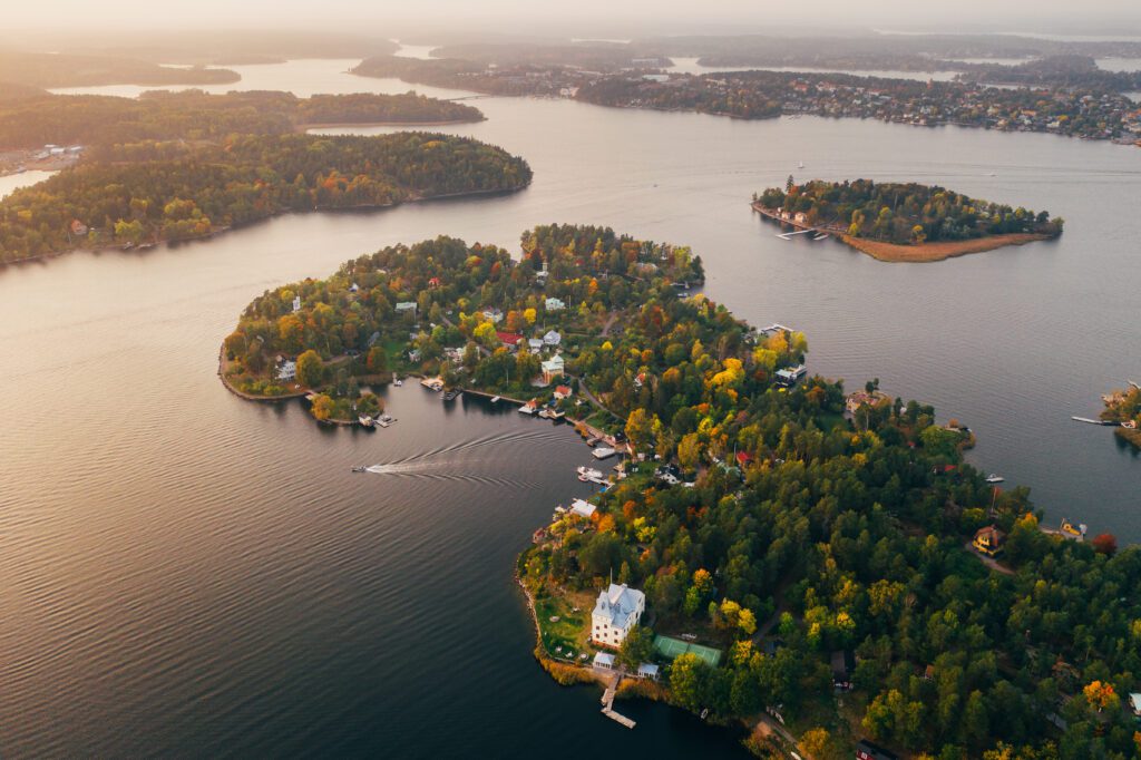 Tynningö i Sverige sett från en drönare i solnedgången.