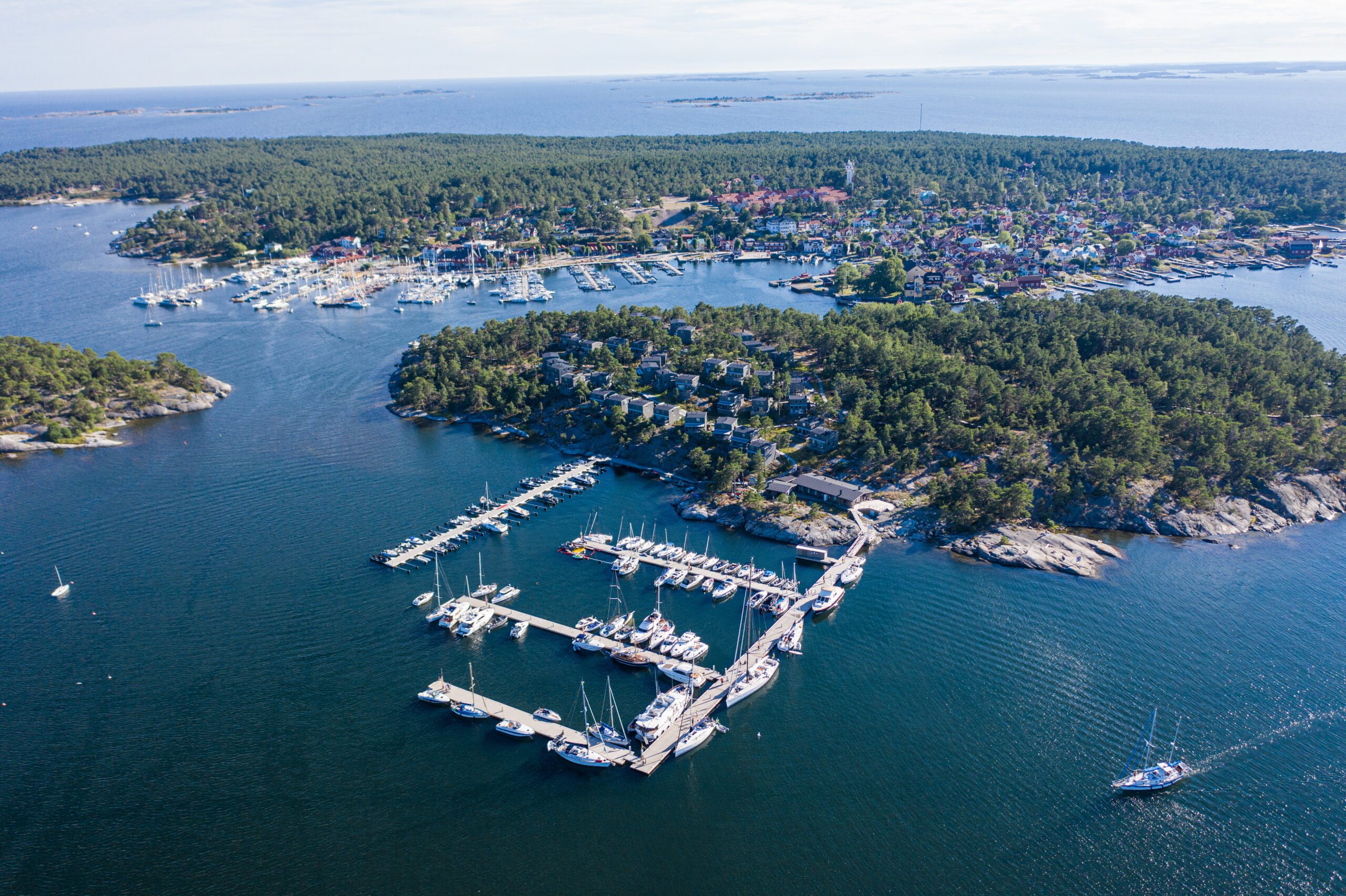 Flygfoto över hamnen i Sandhamn Sverige