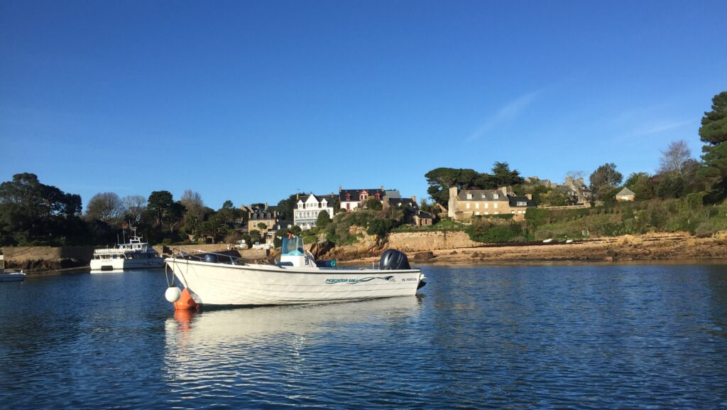 Kyrios sur le mouillage de Port Clos, à Bréhat