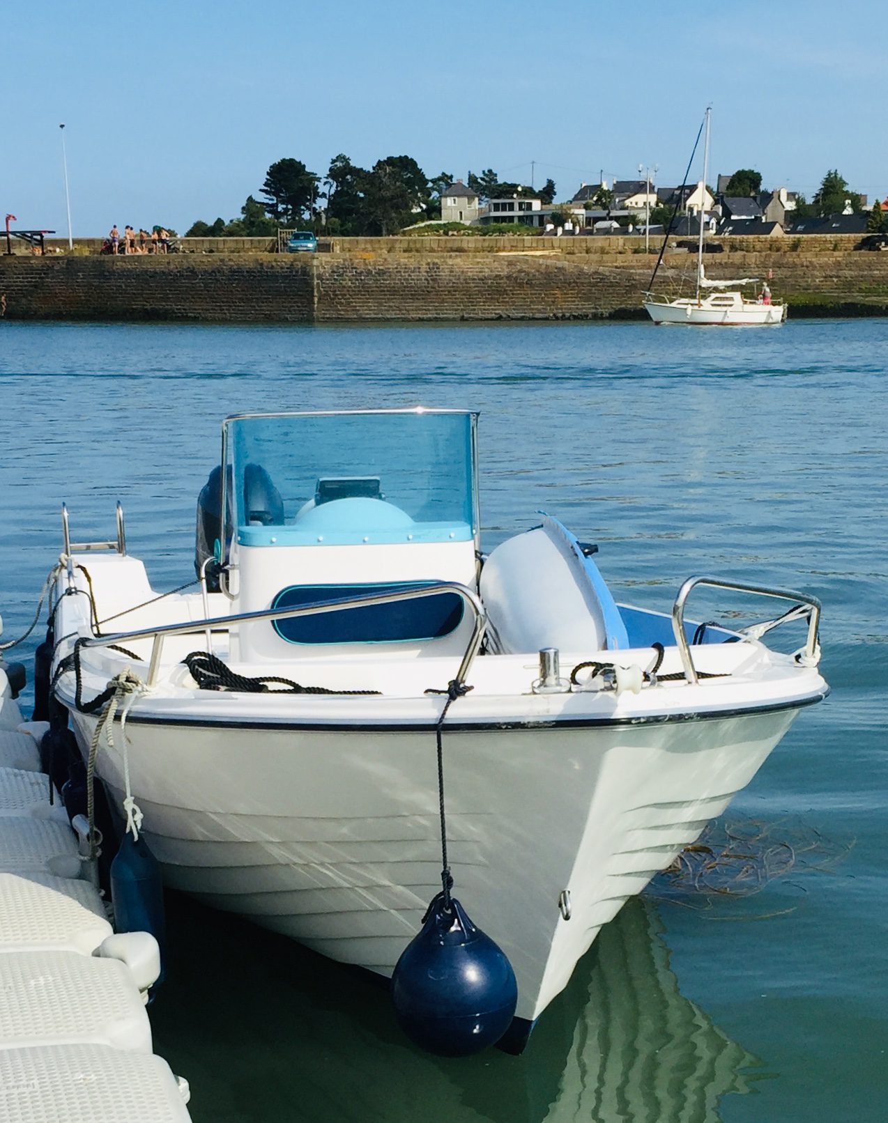 Das Schiff Kyrios am Schwimmsteg von Port Adhoc Paimpol festgemacht