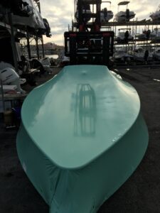 Un bateau à moteur sous cocon de protection biodégradable à Port Adhoc Leucate