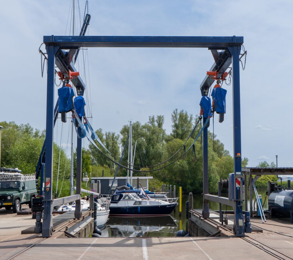 Travelift de Jachthaven Strijensas