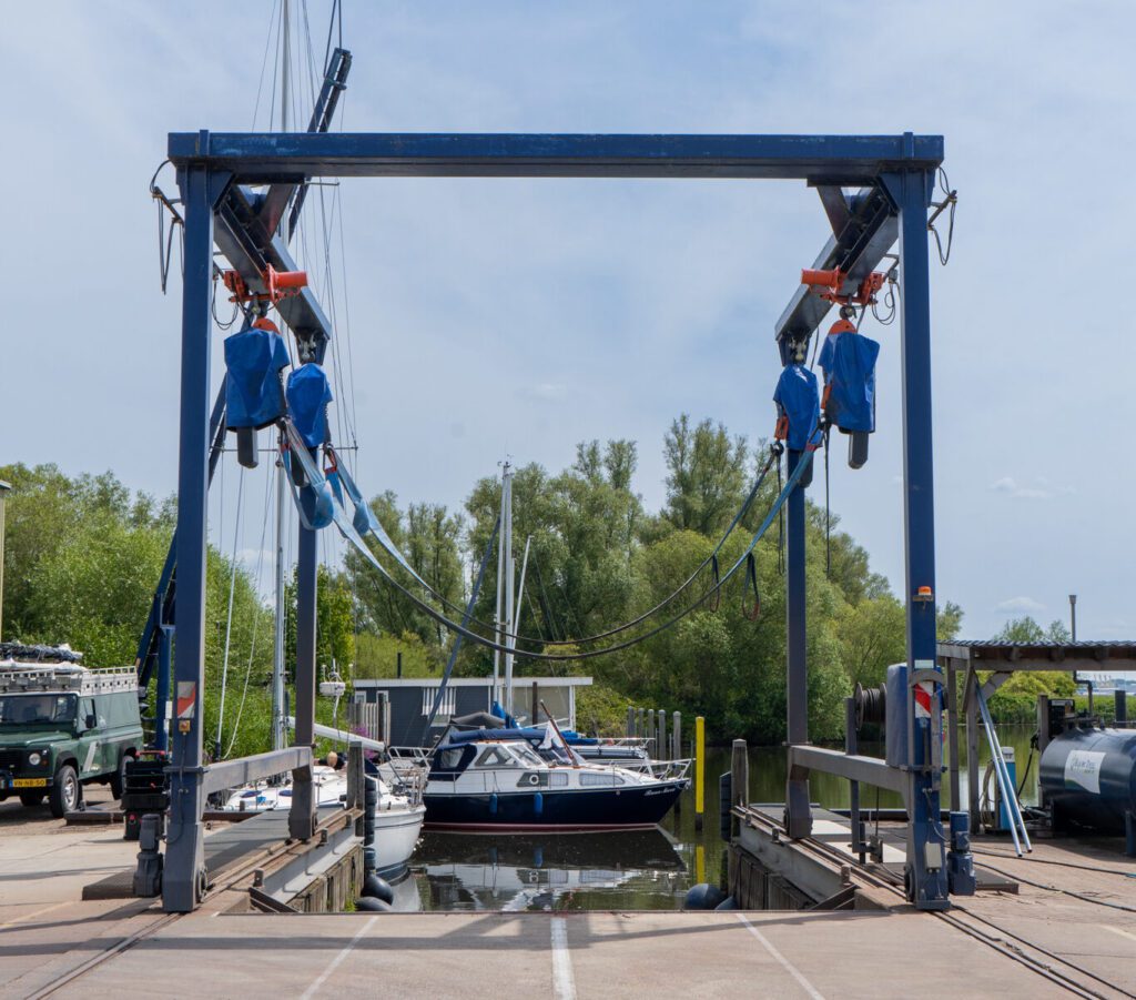 Travelift de Jachthaven Strijensas