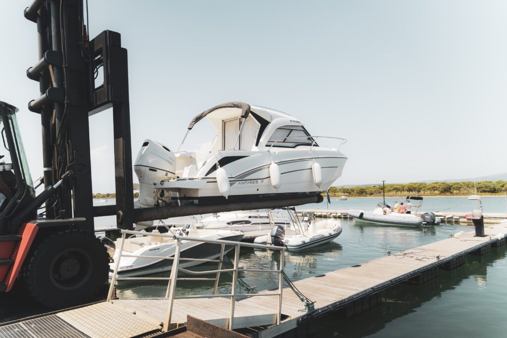 Motorboot te water laten in Port Adhoc Leucate